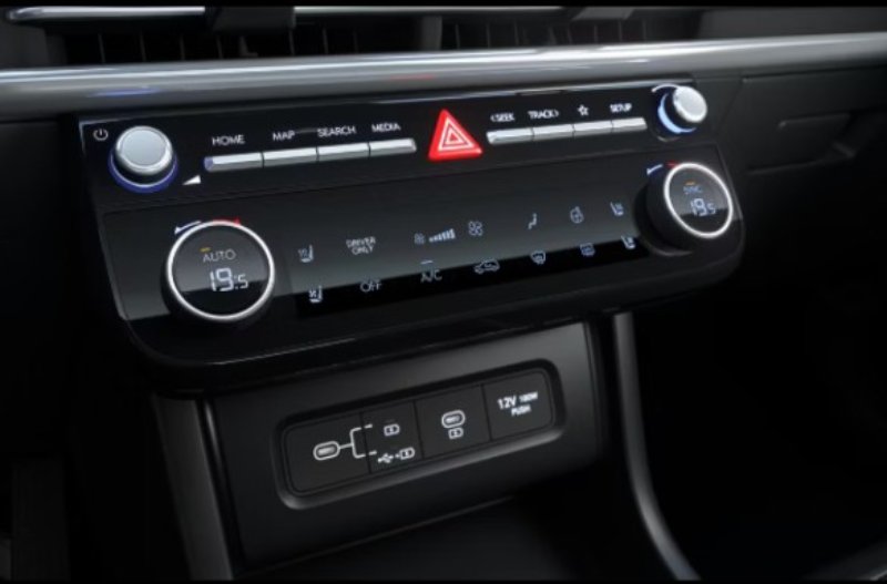 https://www.clarkshyundai.co.uk/assets/media/controlsinthecentreconsoleofthehyundaituscon.jpeg