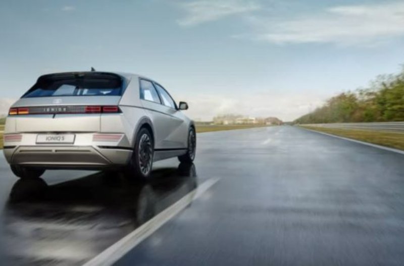 https://www.clarkshyundai.co.uk/assets/media/ioniq5drivingonacountryroad_1.jpeg