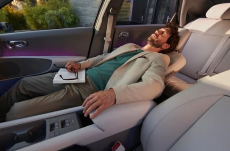 https://www.clarkshyundai.co.uk/assets/media/personreclininginthehyundaiioniq6.jpeg